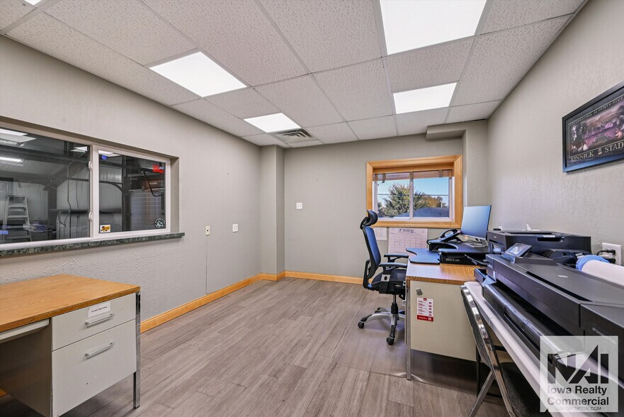 More Photos Of 1402 SW 18th St, Cedar Rapids Warehouse For Lease