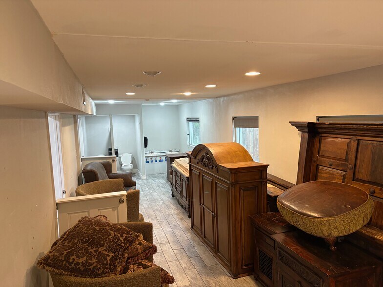More Photos Of 2810 Hillcrest Dr, San Antonio Freestanding For Lease