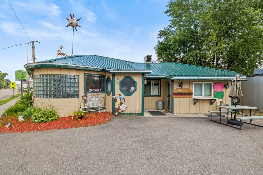 More Photos Of 601 Main St, Junction City Restaurant For Sale