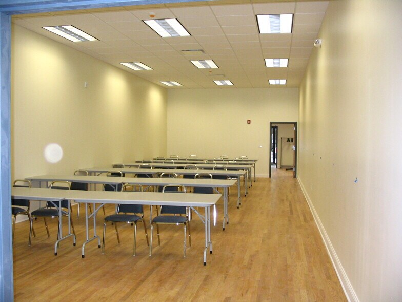 More Photos Of 5700 6th Ave, Kenosha Storefront Retail Office For Lease