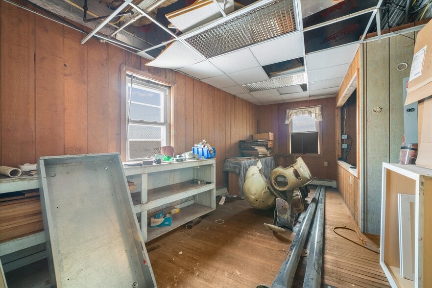 More Photos Of 102 S Richmond St, Fleetwood Warehouse For Sale