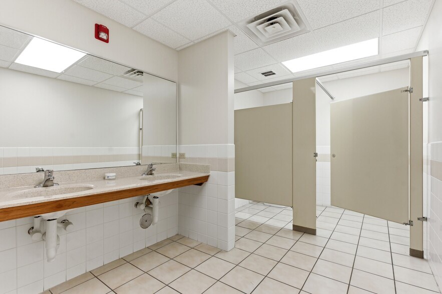 More Photos Of 1640 Willow Circle Dr, Crest Hill Medical For Sale