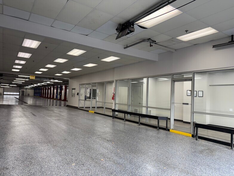 More Photos Of 2660 S Mendenhall Rd, Memphis Auto Repair For Lease