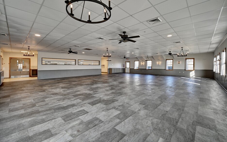More Photos Of 14278 Lincoln Way E, Dalton Freestanding For Lease