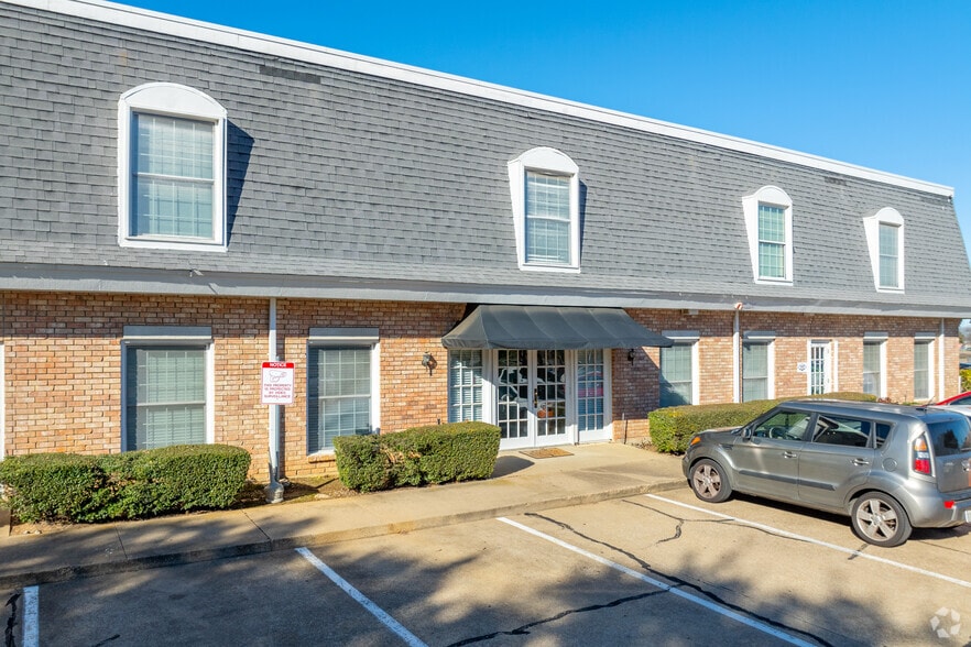 More Photos Of 1615 W Abram St, Arlington Office For Lease