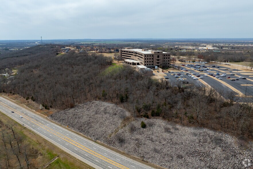 More Photos Of 1000 Fianna Way, Fort Smith Office For Lease