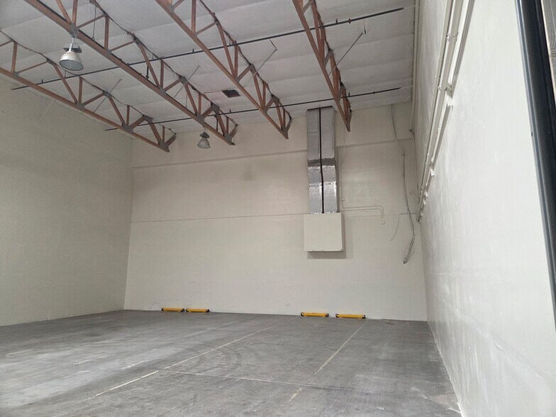 More Photos Of 1929 W Lone Cactus Dr, Phoenix Light Distribution For Sale