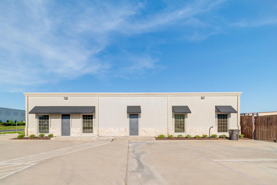 More Photos Of 5849 Park Vista Cir, Keller Showroom For Lease