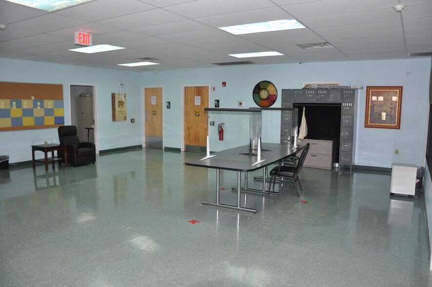 More Photos Of 2 Townline Cir, Rochester Showroom For Lease