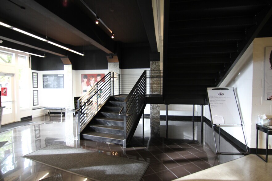 More Photos Of 1411 Railroad Ave, Bellingham Storefront For Lease