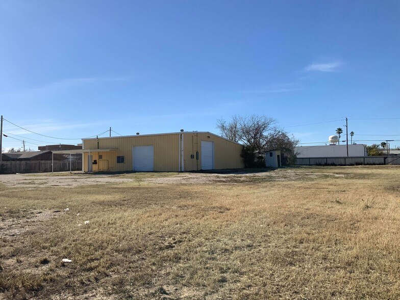 More Photos Of 504 N 2nd St, Carrizo Springs Warehouse For Sale