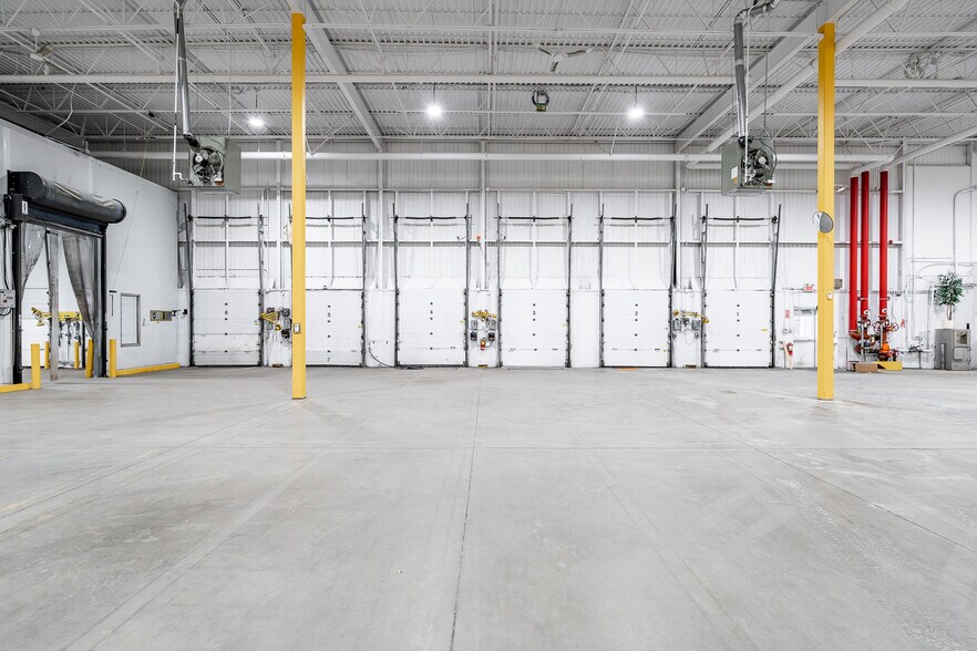 More Photos Of 9050 De L'invention, Montréal Warehouse For Lease