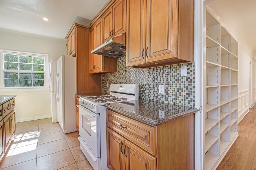 More Photos Of 1074 S Genesee Ave, Los Angeles Apartments For Sale