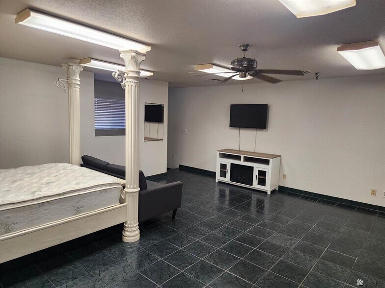 More Photos Of 877 W 8th St, Yuma Auto Dealership For Sale