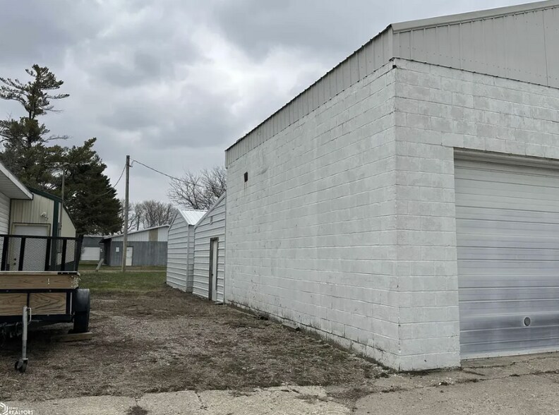 More Photos Of 170-184 NE 2nd St NE, Britt Warehouse For Sale