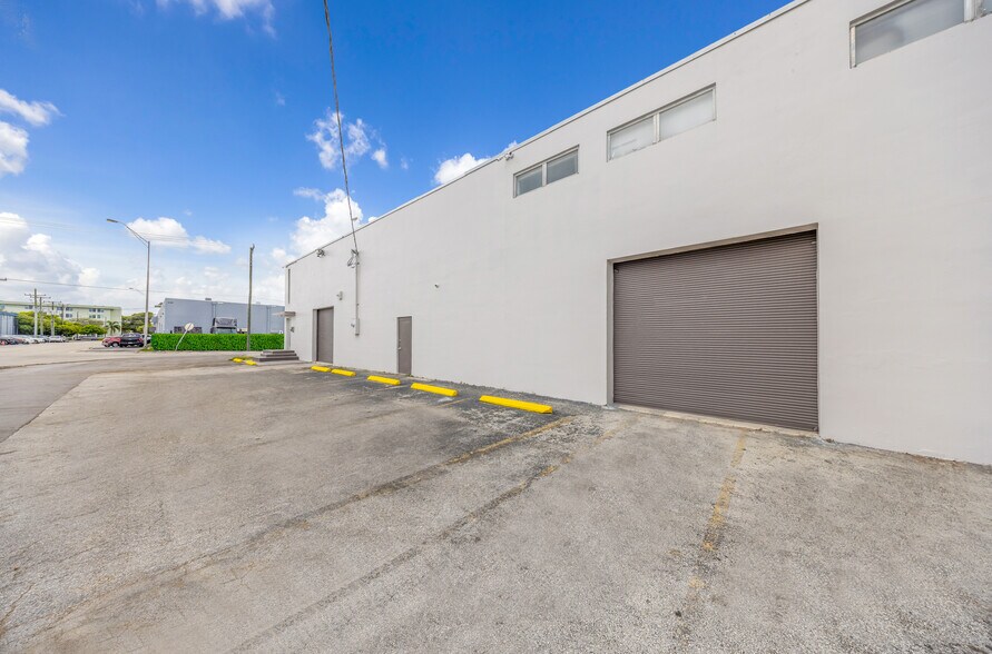 More Photos Of 7550 W 2nd Ct, Hialeah Warehouse For Lease