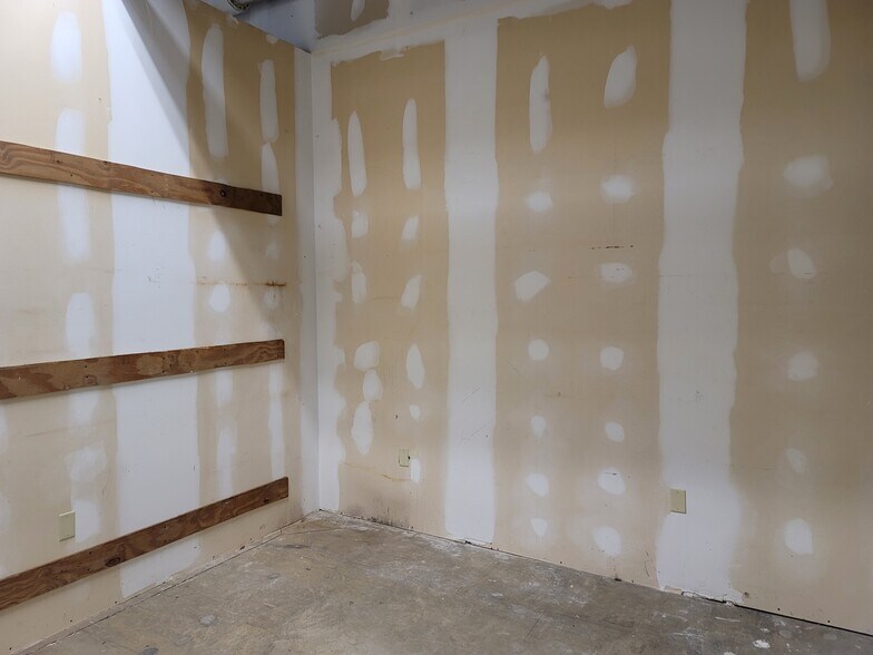 More Photos Of 362 Industrial Park Rd, Middletown Warehouse For Sale