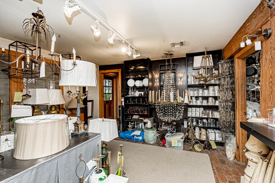 More Photos Of 545-555 S Foster Dr, Baton Rouge General Retail For Sale