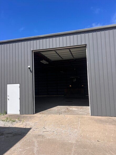More Photos Of 804 SE 30th St, Des Moines Warehouse For Lease