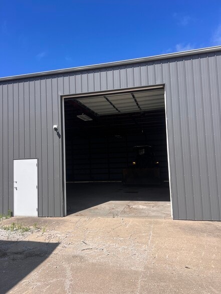 More Photos Of 804 SE 30th St, Des Moines Warehouse For Lease