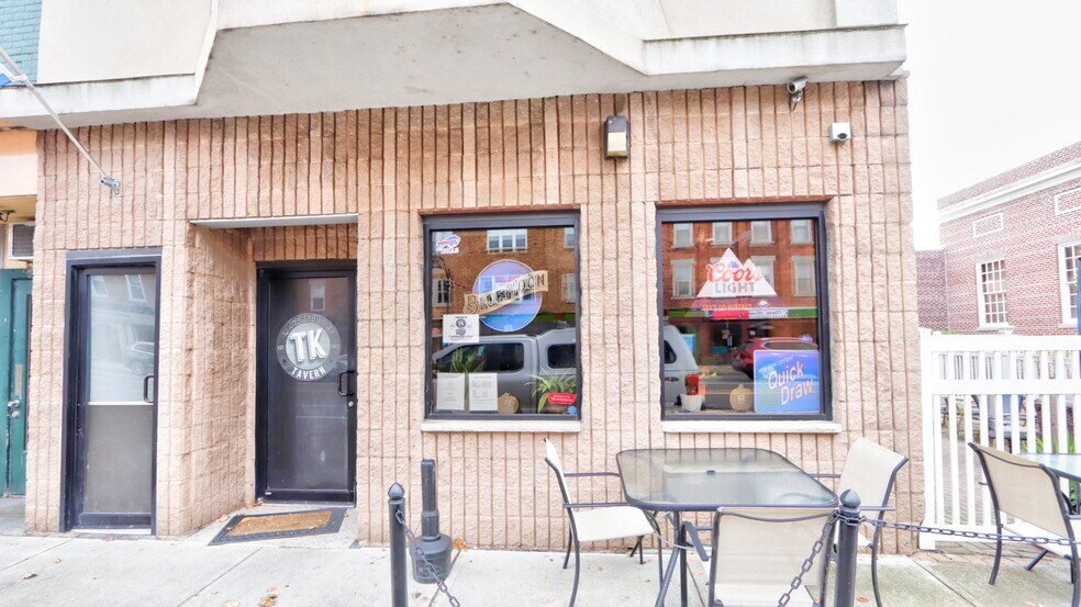 More Photos Of 14 E Main St, Waterloo Town Bar For Sale