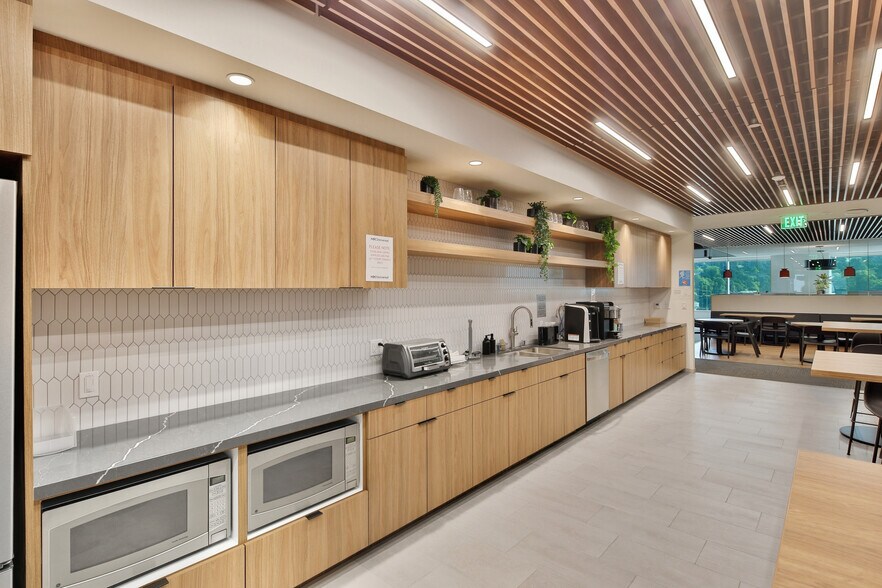 More Photos Of 10 Universal City Plz, Universal City Office For Lease