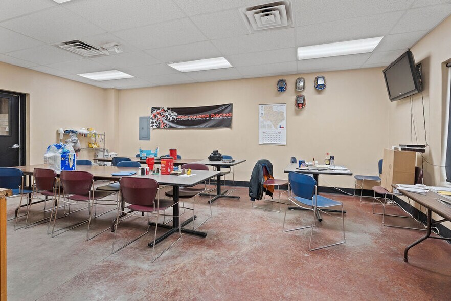 More Photos Of 3917 Clovis Rd, Lubbock Warehouse For Lease