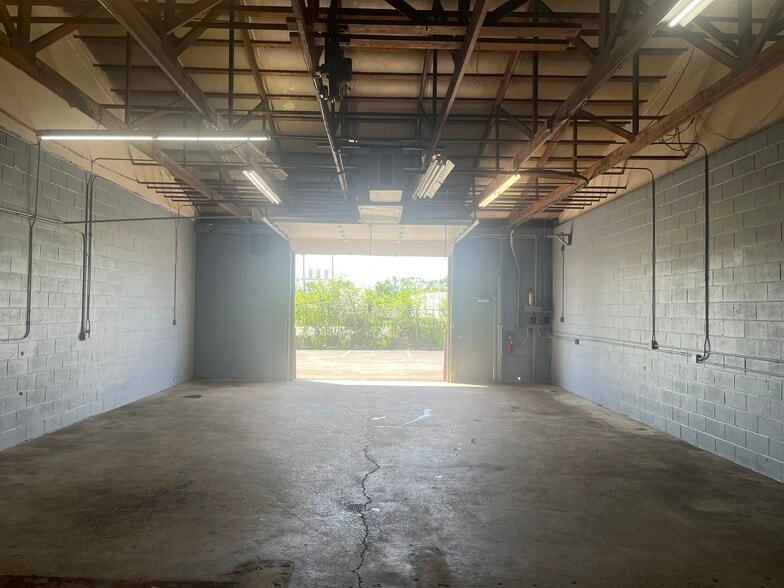 More Photos Of 16725 Richmond Ave, Hazel Crest Warehouse For Lease