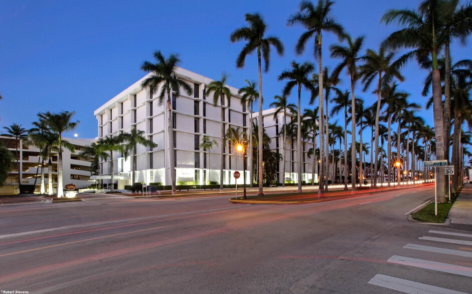 More Photos Of 251A Royal Palm Way, Palm Beach Parking Garage For Lease