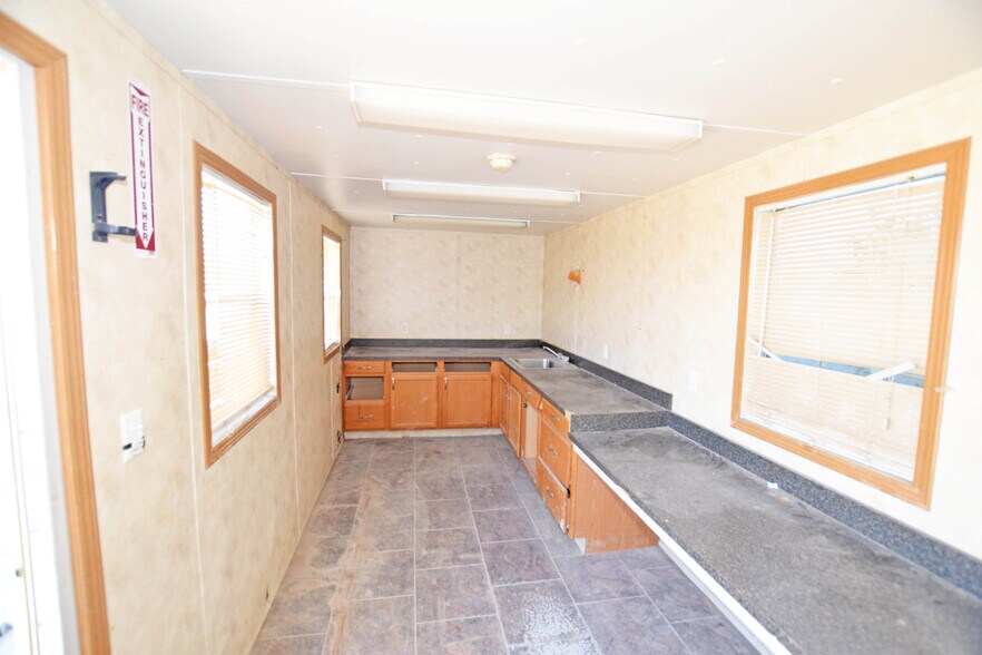 More Photos Of 305 E 57th St, Odessa Warehouse For Sale