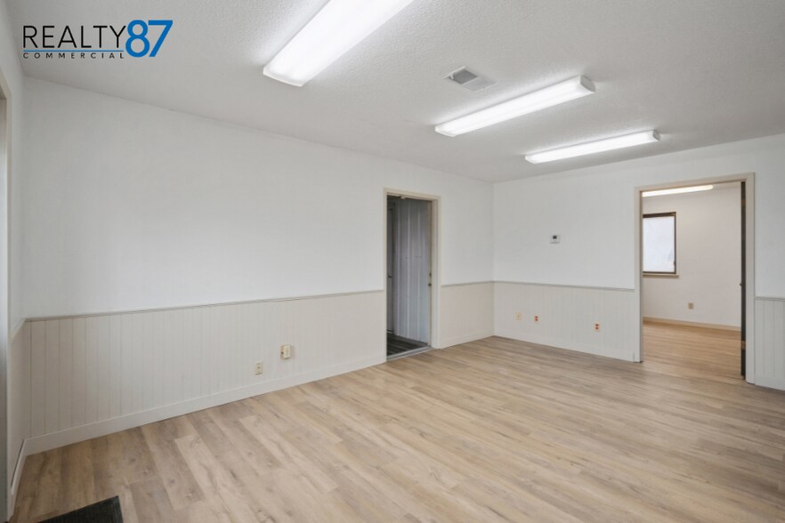 More Photos Of 1620 W Post Rd SW, Cedar Rapids Warehouse For Sale