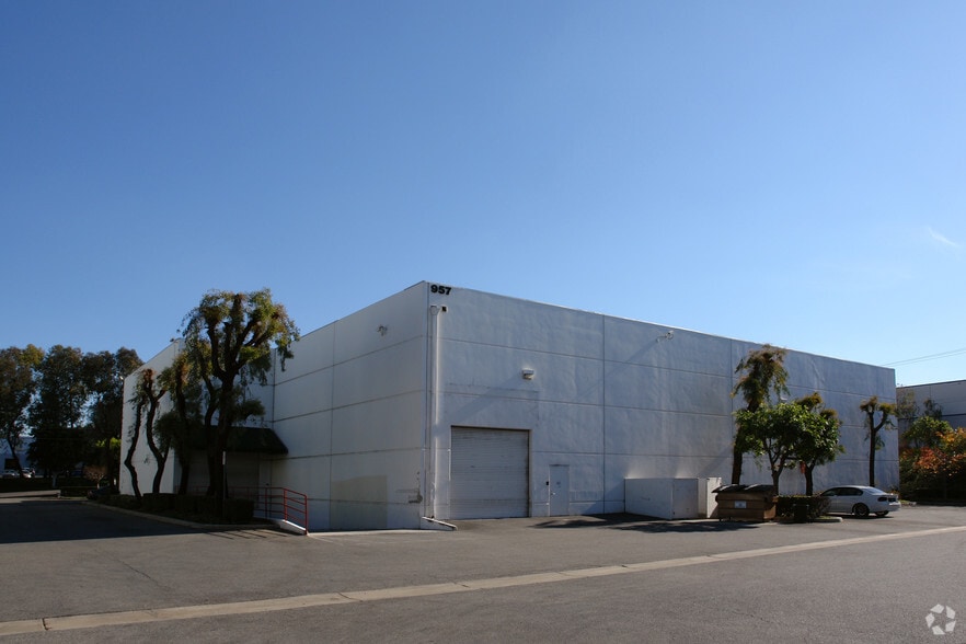More Photos Of 957 Lawson St, City of Industry Distribution For Lease