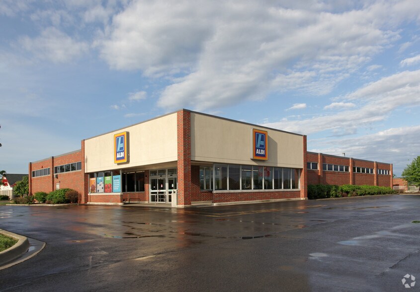Primary Photo Of 371 Brookview Ln, Bolingbrook Supermarket For Sale