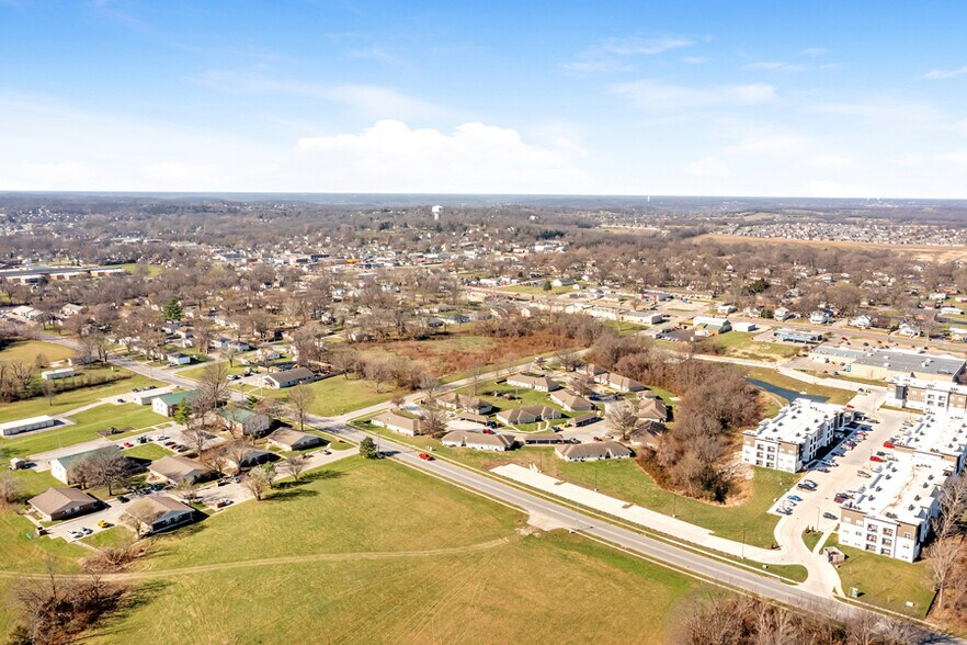 More Photos Of 408 SE 7th St, Oak Grove Apartments For Sale