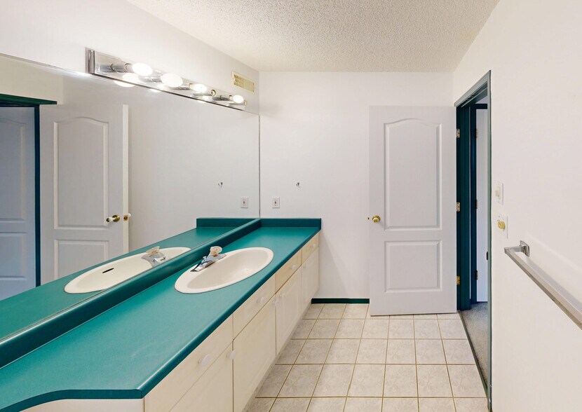 More Photos Of 10941 81 Av NW, Edmonton Dormitory For Sale