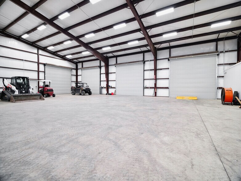 More Photos Of 109 Alamirah, Hutto Warehouse For Lease