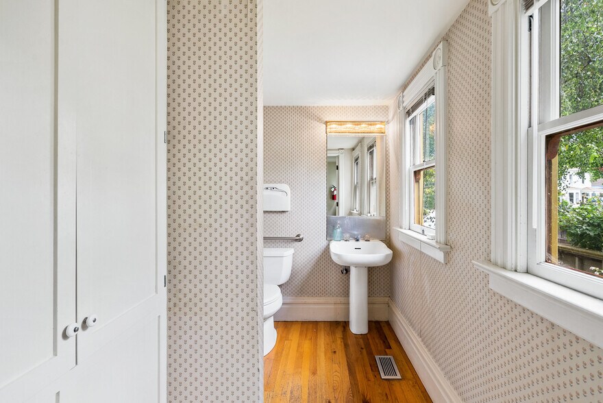 More Photos Of 603 Mission St, Santa Cruz Office For Sale