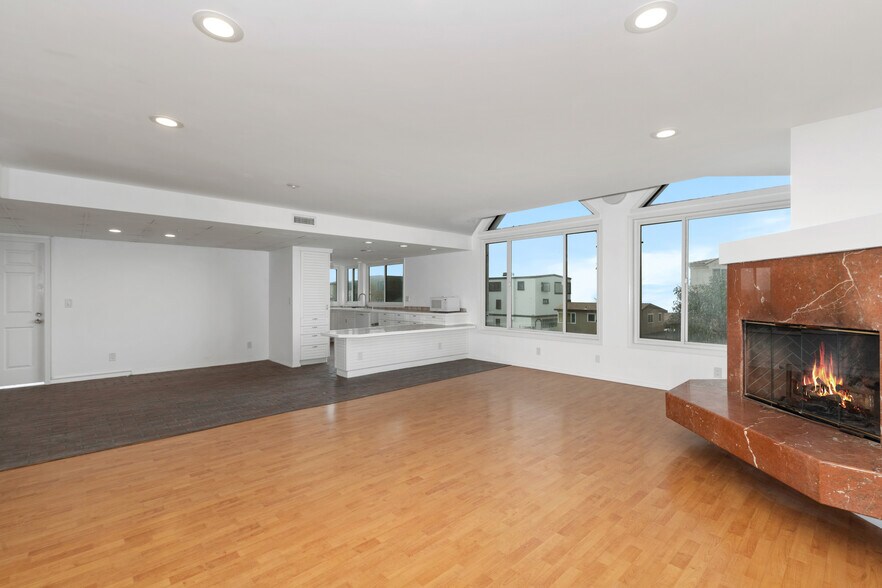 More Photos Of 16585 Pacific Coast Hwy, Sunset Beach Office Residential For Lease