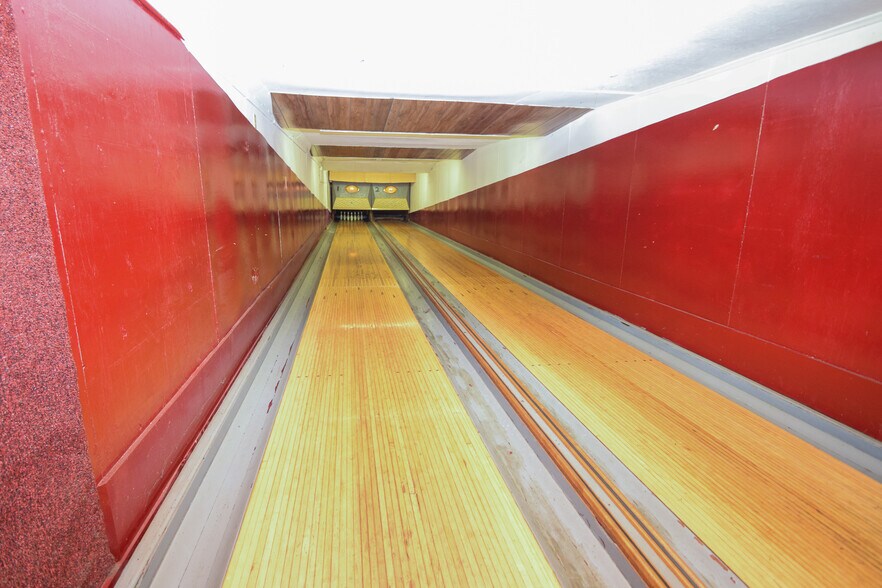 More Photos Of 111 Main St, Roscoe Bar For Sale