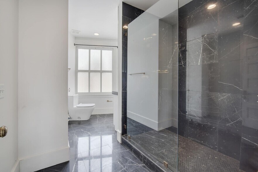 More Photos Of 115 N Mesa St, El Paso General Retail For Sale