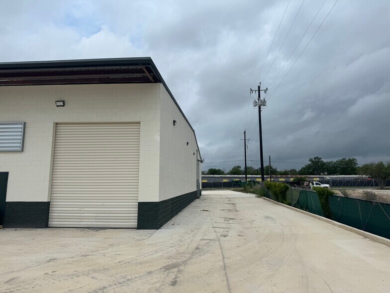 More Photos Of 11926 Rail Dr, San Antonio Unknown For Lease