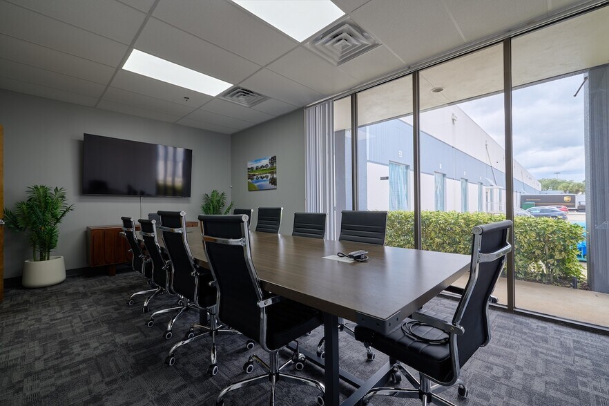 More Photos Of 1255 La Quinta Dr, Orlando Warehouse For Lease