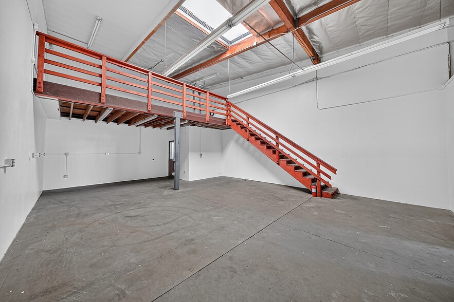 More Photos Of 550-590 E Arrow Hwy, San Dimas Warehouse For Lease