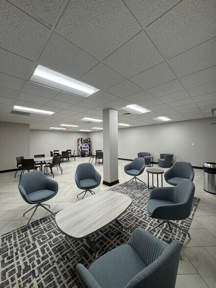 More Photos Of 188 Industrial Dr, Elmhurst Office For Lease