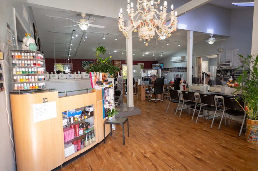 More Photos Of 56 N Plank Rd, Newburgh Freestanding For Sale