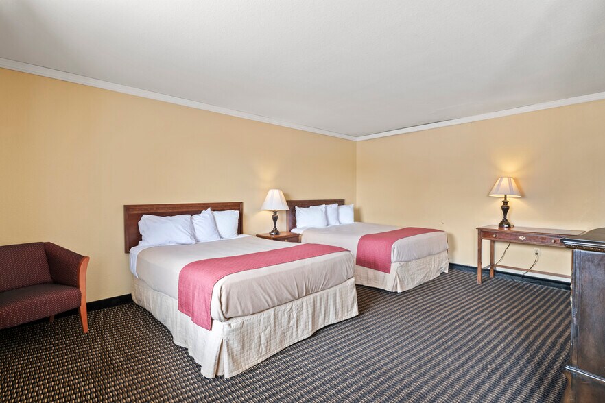 More Photos Of 700 Colorado Ave, Stratton Hotel For Sale