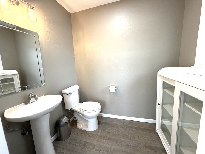 More Photos Of 26 E 9th St, Edmond Office For Lease