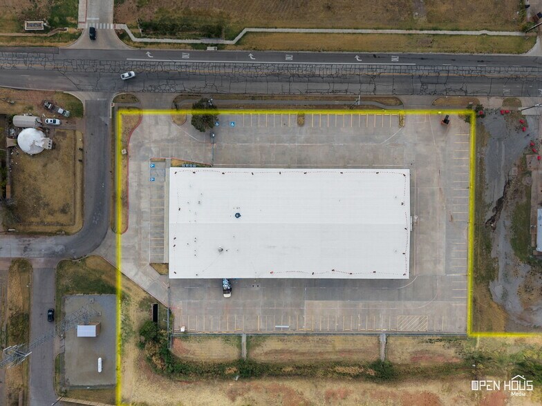 More Photos Of 2701 Southridge Dr, Wichita Falls Distribution For Lease