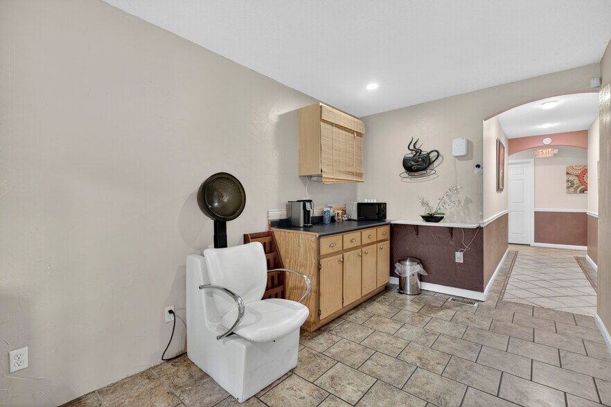 More Photos Of 4849 Mercer University Dr, Macon-Bibb Storefront For Sale