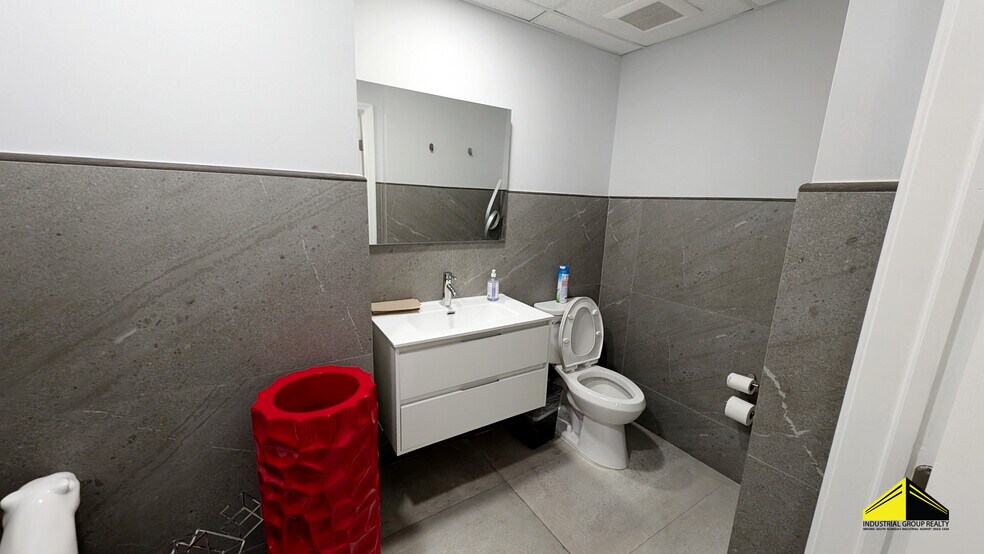More Photos Of 2741 W 76th St, Hialeah Warehouse For Lease